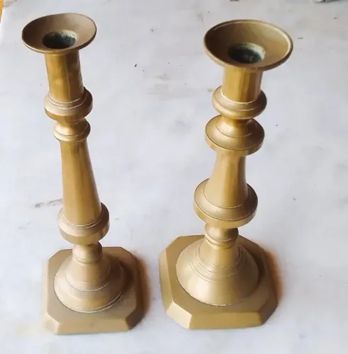 Dois grandes castiçais distintos bronze dourado levemente cinzelados corpo em gomos*