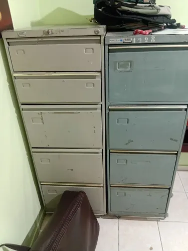 Vendo armario de aço com rodinhas bom estado 