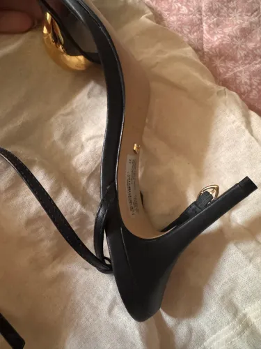 Vende-se sandália Arezzo em couro e metal