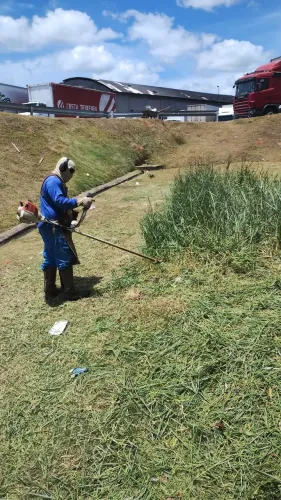 Operador de roçadeira ou jardinagem