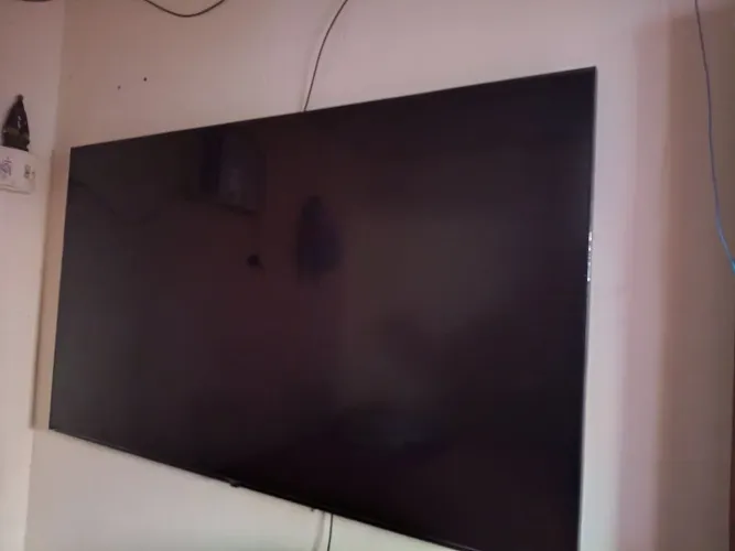 Tv marca LG 75 polegadas semi nova ainda está com uns plástico