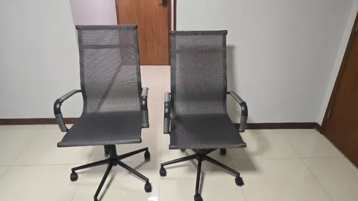 Duas Cadeiras de Escritório Simples Mesh Presidente com Regulagem Giratória Preta