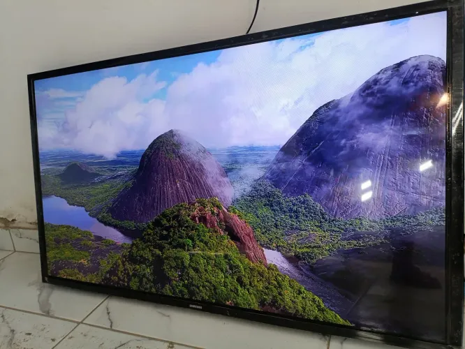 Tv 50 polegadas Smart tv com internet e controle 