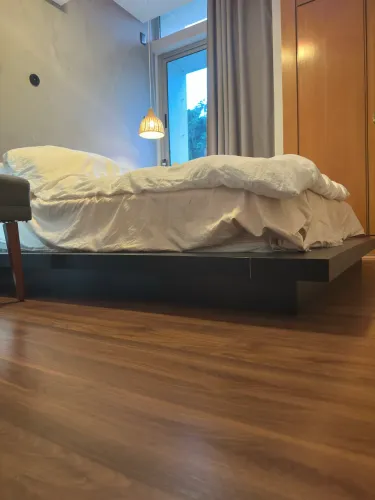 Cama Japonesa Queen TuttoLegno + 2 mesas de Cabeceiras + Cabeceira acolchoada Branca
