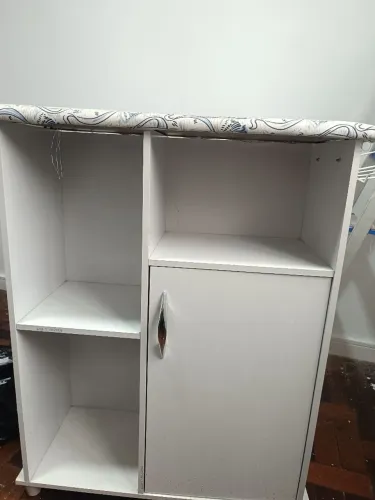Vende se tábua de passar roupa com armário 