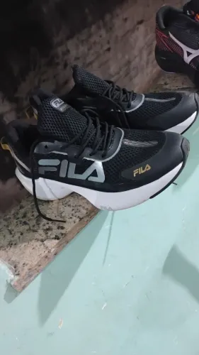 Tênis feminino Mizuno e um fila 