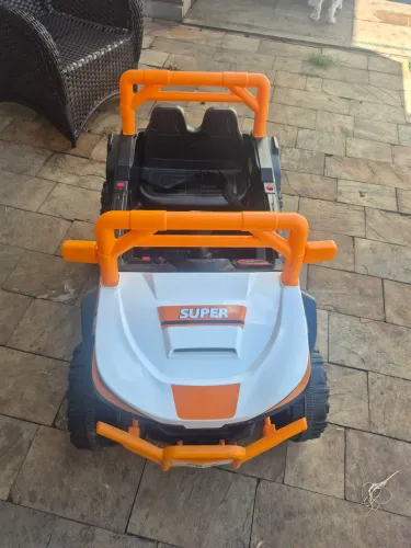 Carrinho elétrico muito novo