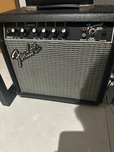 Fender Frontman 15G + Cabo de força 