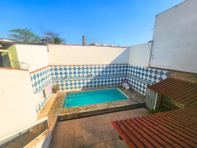 Casa linear ampla com piscina e área Gourmet em ótima localização!