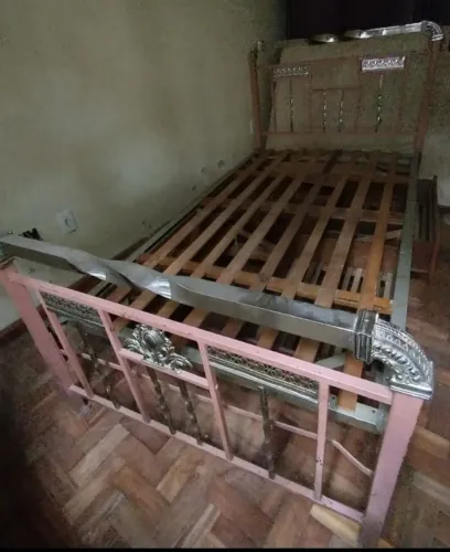 Cama antiga de ferro, solteiro larga "viúva" com quatro gavetas adaptadas. Com colchão usa