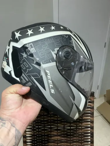 Vendo dois capacetes usados