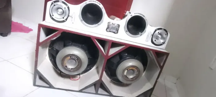 Som automotivo tocando primeira
