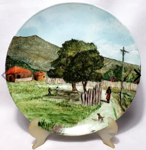 Prato decorativo em porcelana pintada à mão e assinada