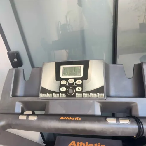 Esteira ergométrica da marca Athletic, modelo Advanced 420EE + capa nova inclusa
