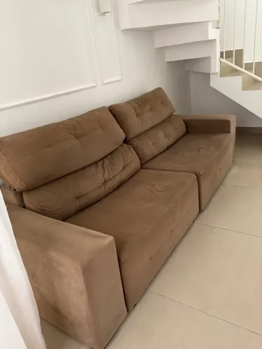 Sofá retrátil e reclinável (ganha rack de brinde)
