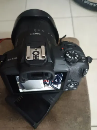 Câmera Canon R100 com lente do kit 18/45m RF