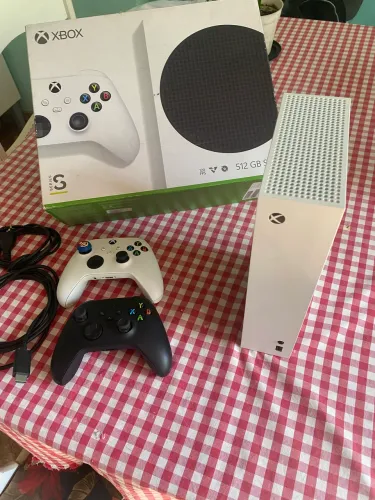 Xbox Series S novo na caixa com dois controles