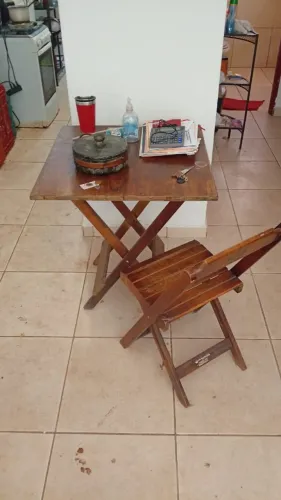 Mesa de madeira com 4 cadeiras flexíveis 