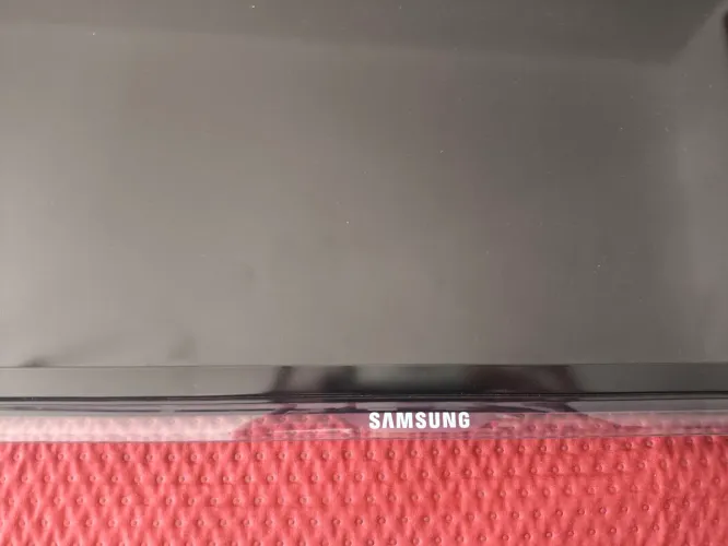 Smart TV Samsung 40" Full HD (Com detalhe na tela) + Controle Remoto