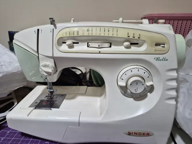 Maquina de Costura Singer Bella 220v 