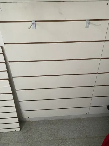 Vendo Painéis Canaletados/ Expositores Para Loja Acompanha Ganchos
