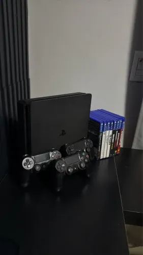 PS4 Slim 1TB + 8 Jogos + 3 Controles - Completo