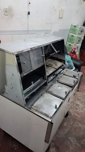Carrinho de cachorro quente com chapa