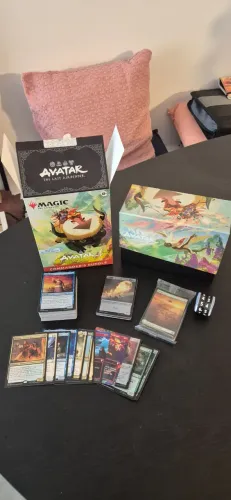 Avatar Gift Bundle - Magic the Gathering - 200+ cards: raras, foils, terrenos, dado D20