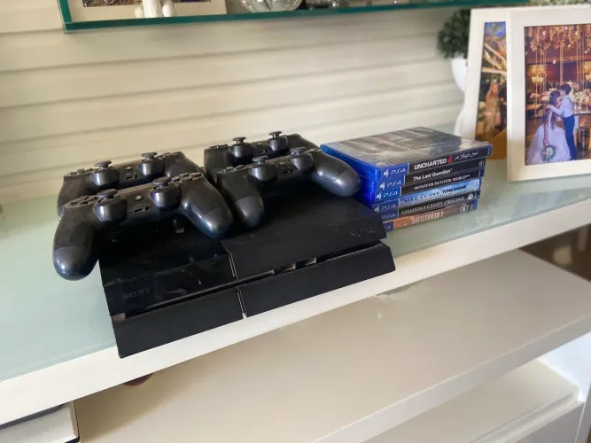 Playstation 4 + 4 controles + jogos