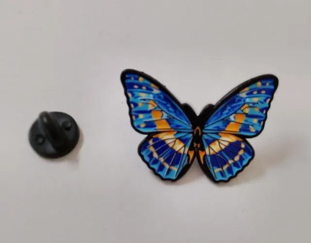Broche tipo pin de borboleta e esmaltado.