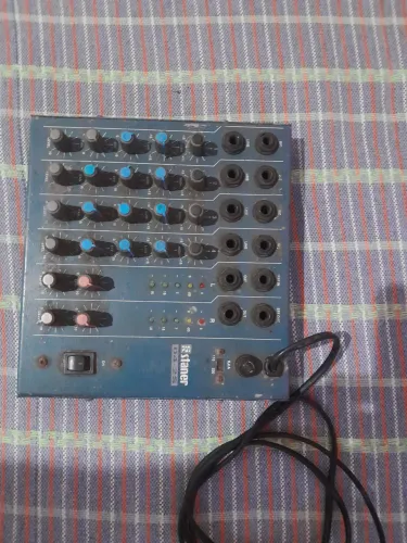 Mesa de Áudio 4 Canais