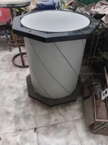Mesa com base em madeira