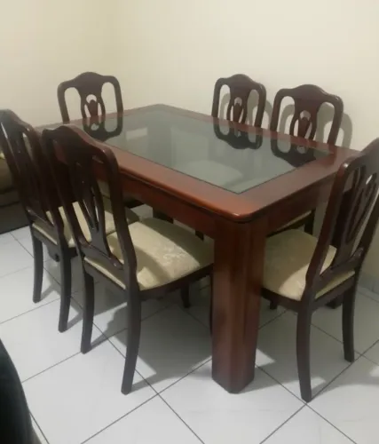 Mesa 06 cadeiras em madeira tampo em vidro.