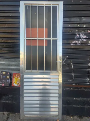 Porta de alumínio 210x75 abre pro lado direito só não entrego e não tem o Batente