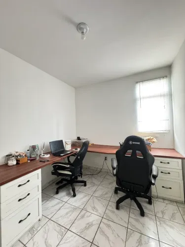 Mesa planejada de escritório + cadeiras gamer