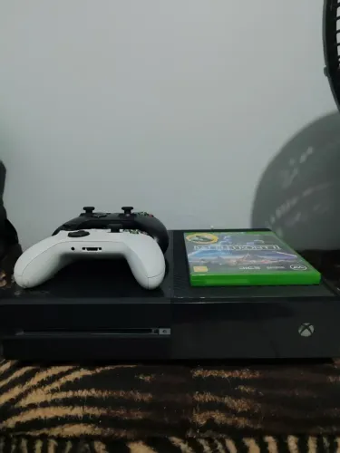 Xbox one 500 GB com, 2 controle c/bateria 1 JG starwars físico, FarCry5 e fifa25 digital
