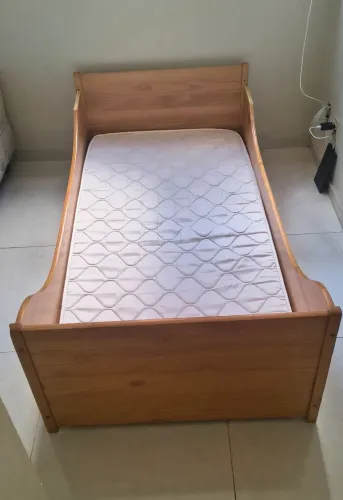 Vendo cama com colchão infantil
