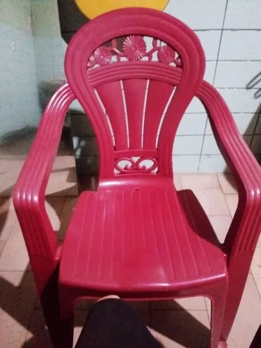 Cadeira de plástico resistente vermelha