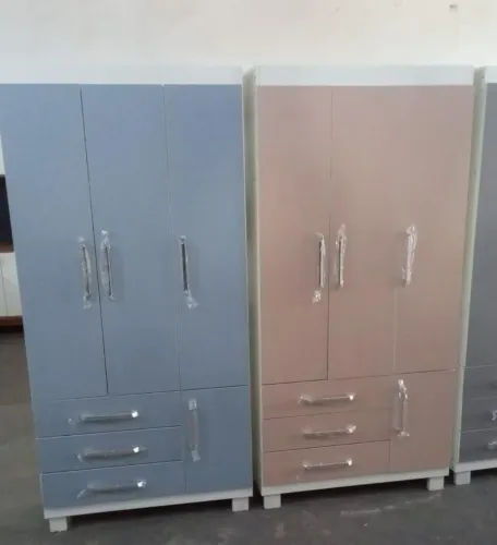 Vende-se Guarda-roupa com: 1.75 de altura, 90 largura e 36 de profundidade.