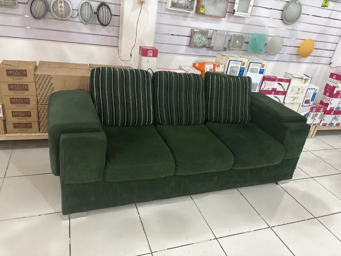 SOFÁ,POLTRONA, MDF CANALETADO E PRATELEIRAS