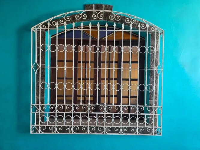 Cada Uma 180,00 - 2 Janela colonial + 1 grades de ferro