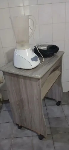 1 Liquidificador, 1 Sanduicheira, uma Mesinha, Seminovos, funcionando, tudo por R$150,