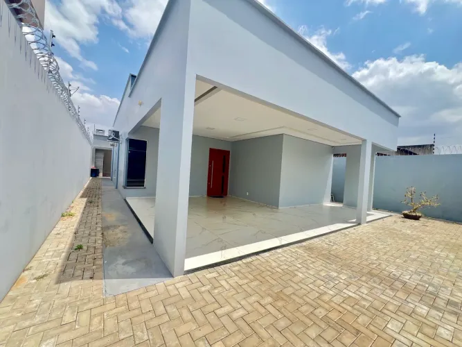 VENDE-SE CASA PADRÃO 3 SUÍTES SEMI MOBILIADA E COM AREA DE LASER E PISCINA