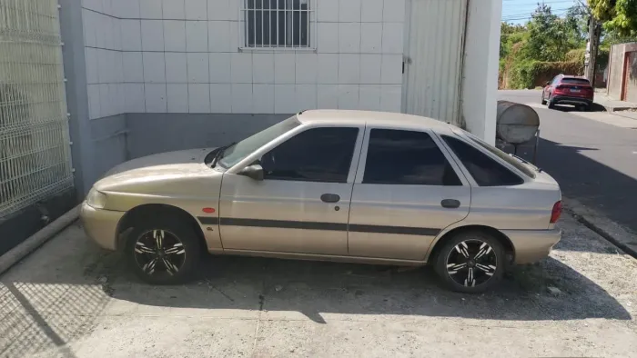 Ford Escort GL 1.8i 16V 4P 2000