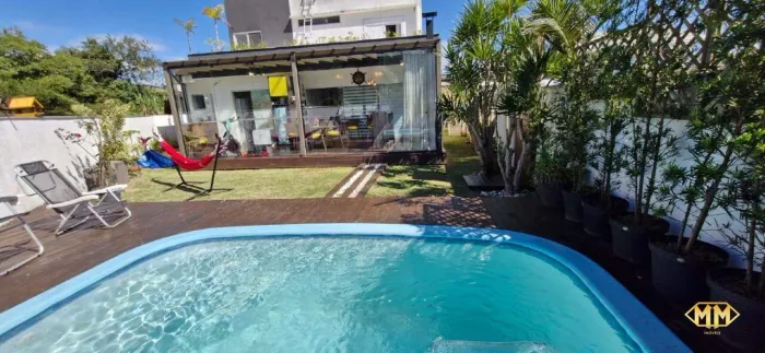 Casa de condomínio com piscina e vista para montanhas
