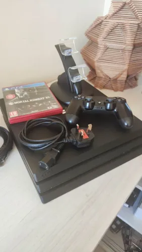 Vendo esse lindo PS4 PRO 1 TB 