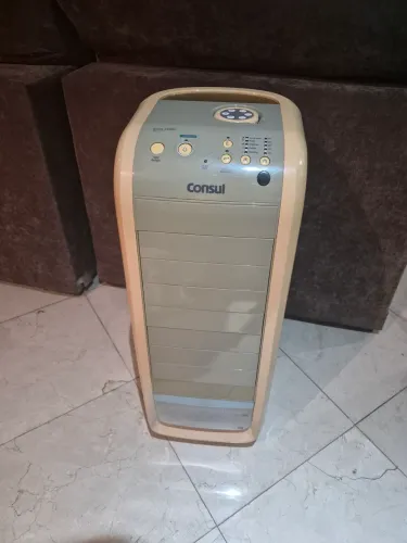 Umidificador de ar em torre, com controle remoto, marca Consul.