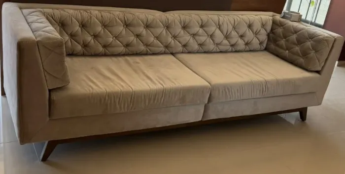 Sofá Elegante Capitonê veludo furta cor off/cinza