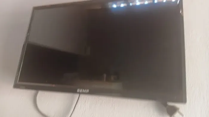 TV 24 polegadas funcionando perfeitamente