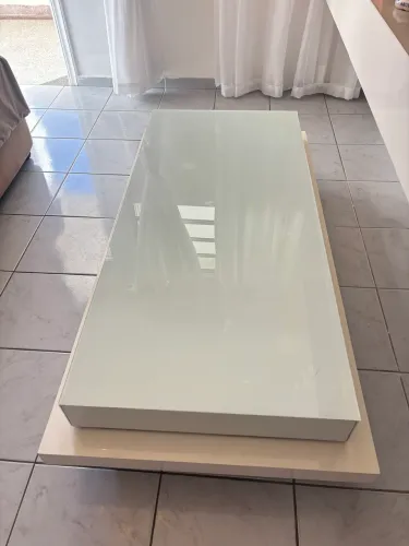 Mesa de centro em laca com tampo de vidro